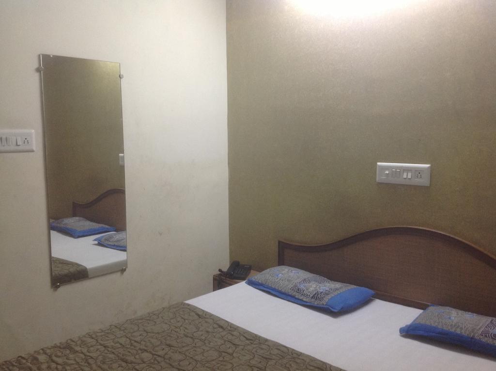 Hotel Kamal Kunj Jaipur Ngoại thất bức ảnh